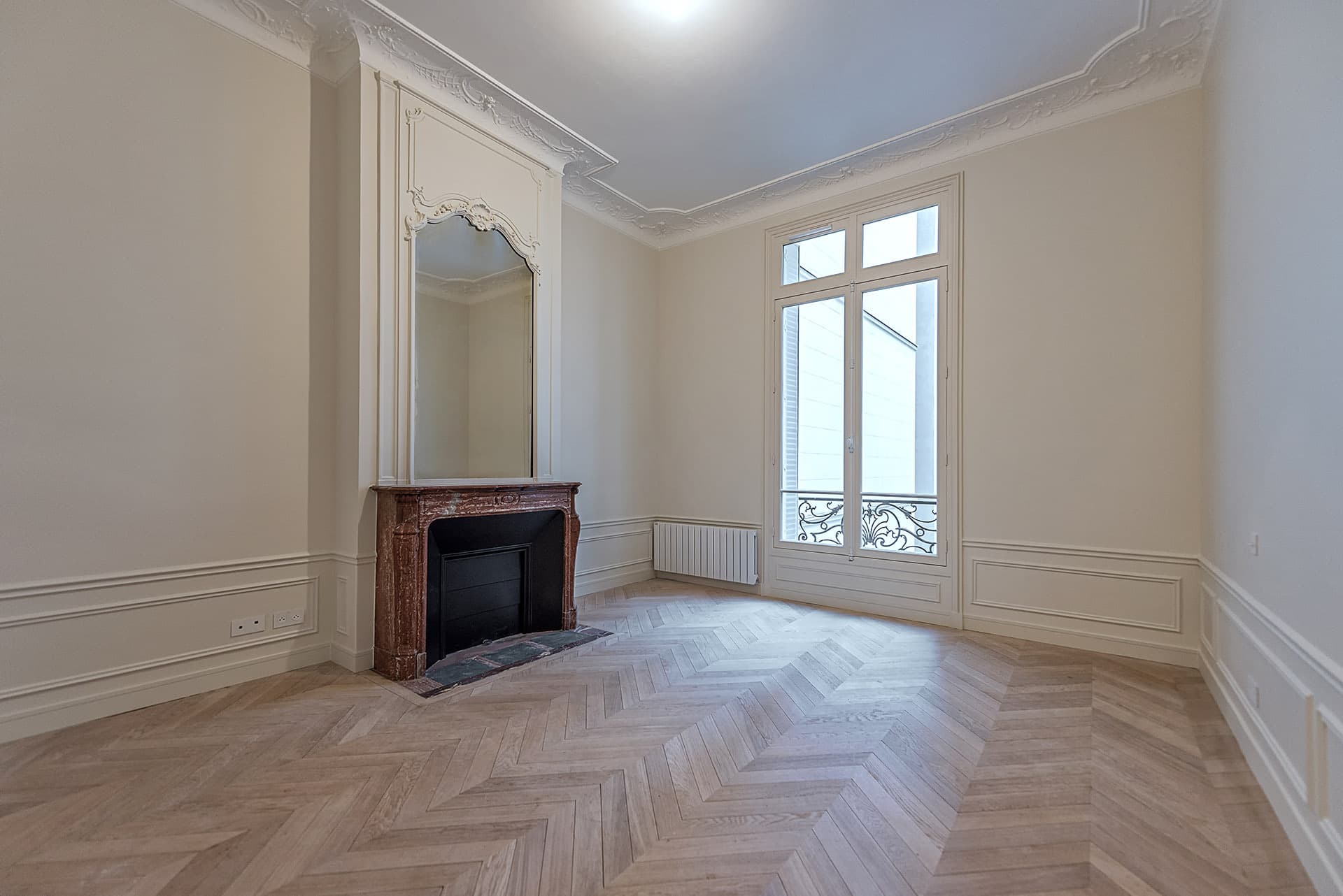 Séjour avec cheminée en marbre, miroir d'origine et parquet à chevrons