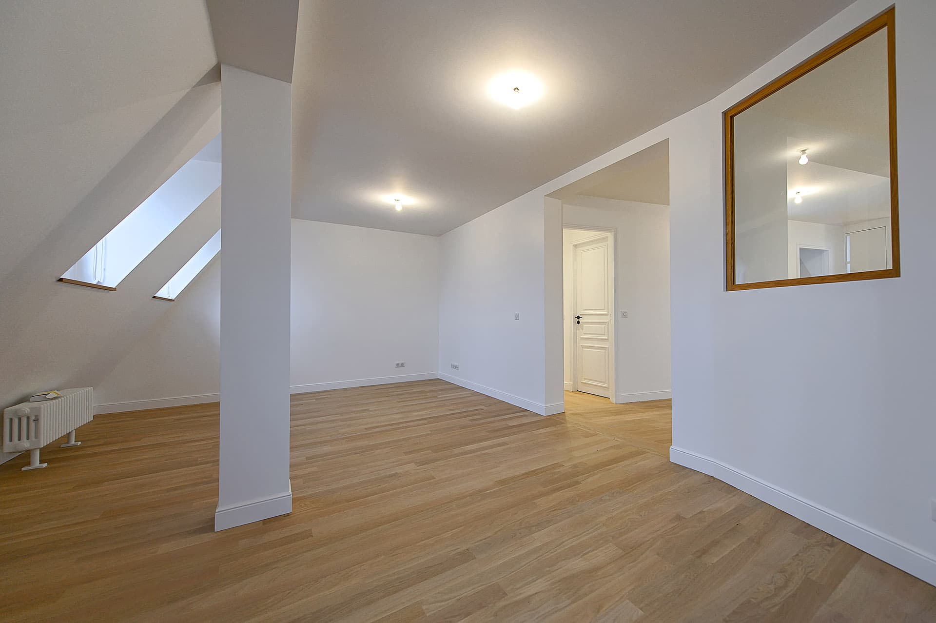 Séjour lumineux aménagé sous combles avec parquet bois clair