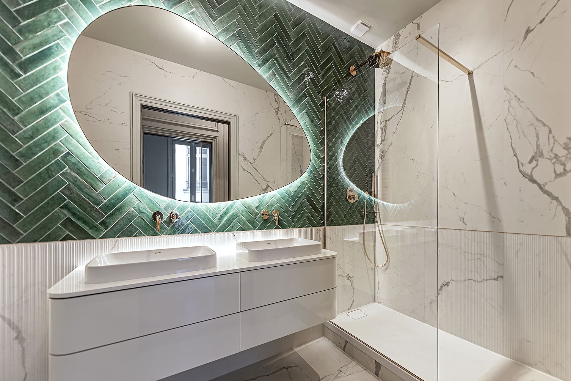Salle de bain avec faïence verte à chevrons, marbre et double vasque