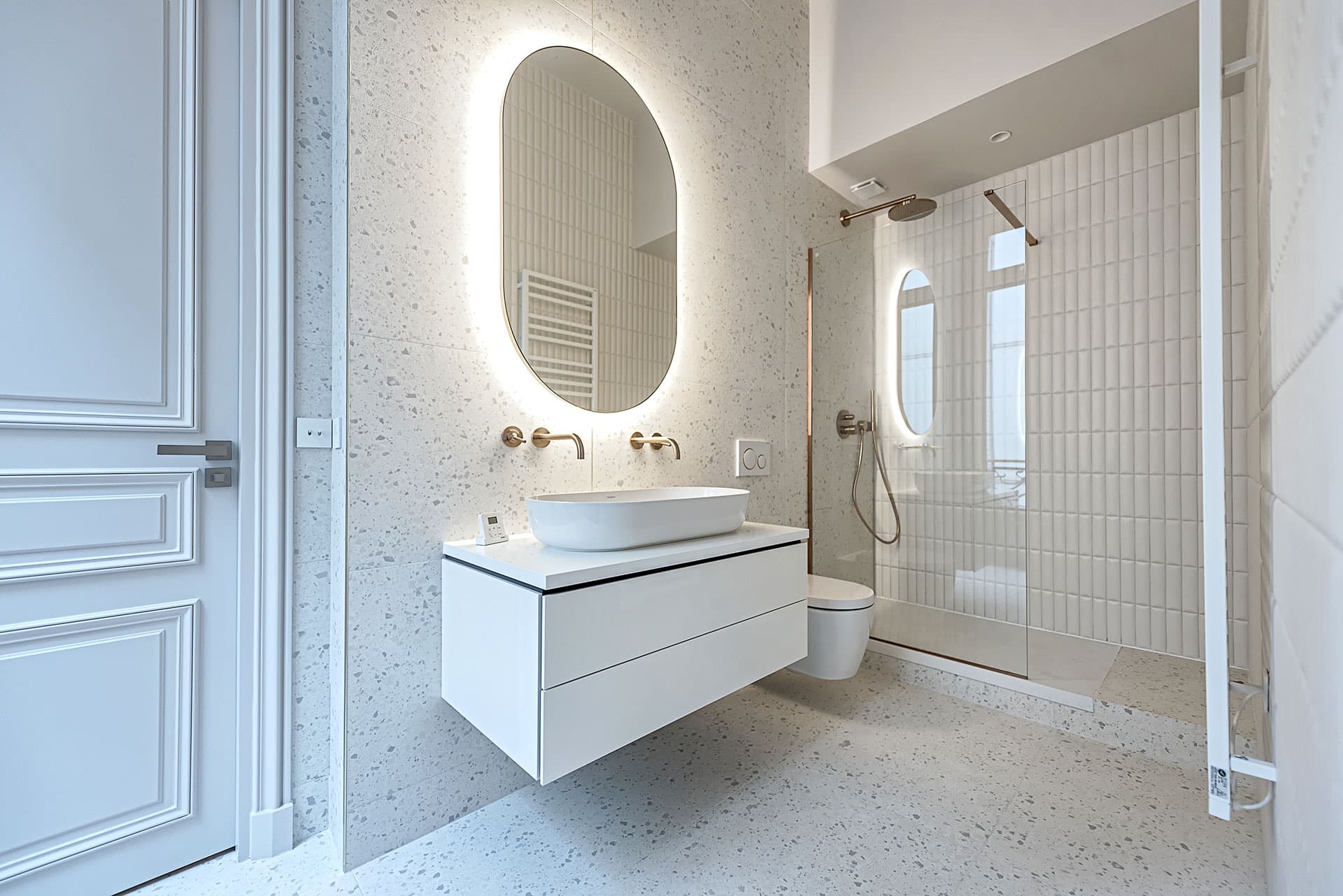 Salle d'eau en terrazzo avec douche à l'italienne et meuble suspendu