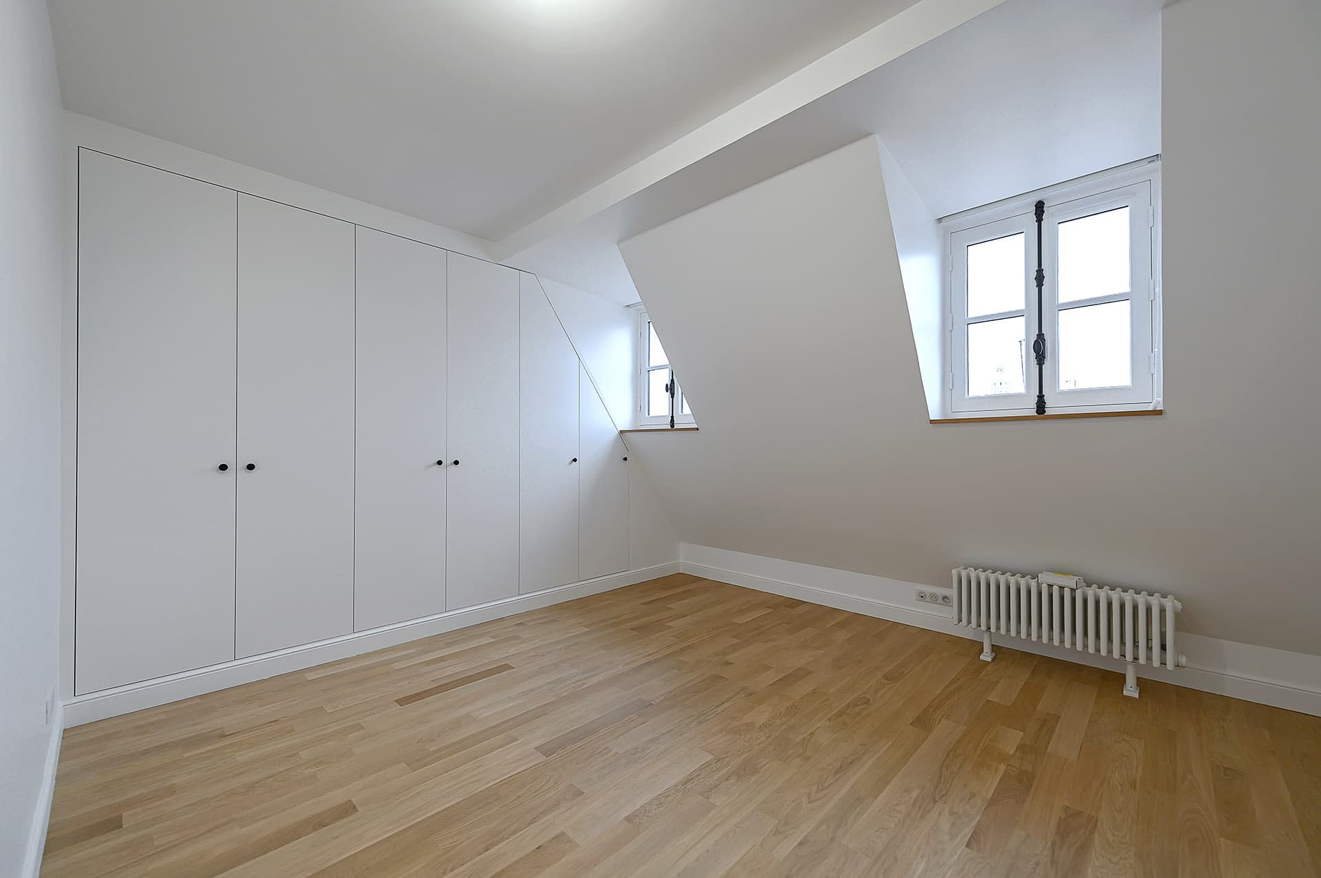 Chambre avec placards sur mesure intégrés et parquet bois clair
